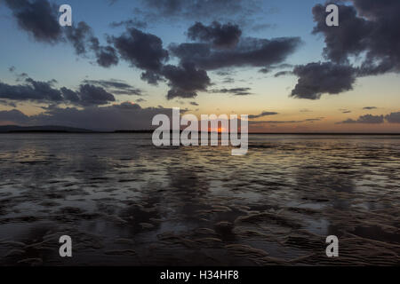 Tramonto sul Dee Estuary, il Galles del Nord e Hilbre Island Foto Stock