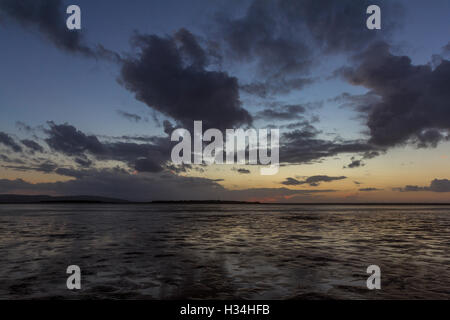 Tramonto sul Dee Estuary, il Galles del Nord e Hilbre Island Foto Stock