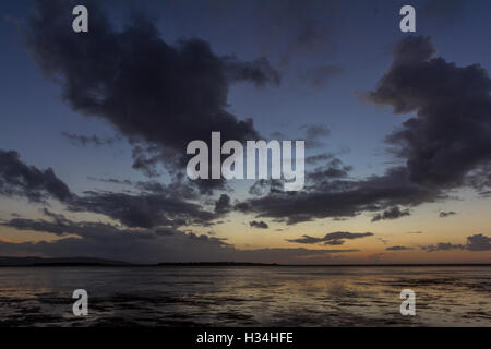 Tramonto sul Dee Estuary, il Galles del Nord e Hilbre Island Foto Stock