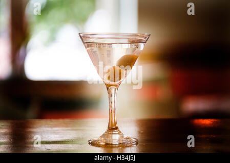 Un Martini Dry cocktail con due olive Foto Stock