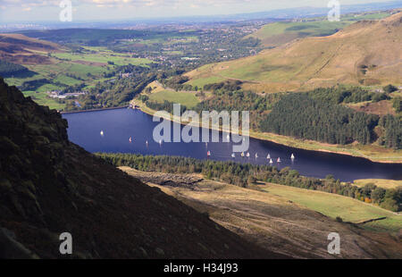 Barche a vela da corsa colomba sul serbatoio di pietra da Ashway rocce nel Parco Nazionale di Peak District,Greater Manchester,Inghilterra England Regno Unito. Foto Stock