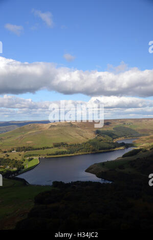 Colomba Stone & Yeoman Hey i serbatoi dal Wimberry Moss nel Parco Nazionale di Peak District, Greater Manchester, Inghilterra England Regno Unito. Foto Stock