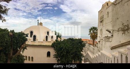 Sidi Abderrahmane El moschea Thaalibi presso la parte antica di Algeria casbah(kasaba).moschea e il suo campus è visitato da donne Foto Stock