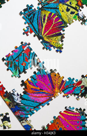 Rendere un autentico mondo Puzzle più difficili impossibile puzzle con i pezzi del puzzle Foto Stock