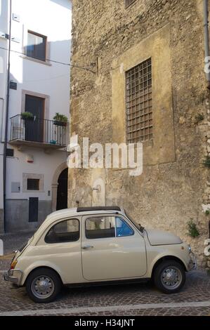 Color crema Fiat 500 dal vecchio edificio Foto Stock