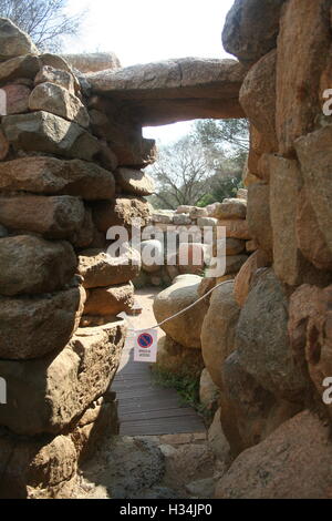 Una pietra costruire arco conduce ad un percorso di legno fuori limiti, in corrispondenza di un vecchio castello in Sardegna Italia Foto Stock