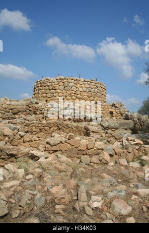 Rocky, sbriciolare, pareti che conducono a una torretta di pietra, parte di un vecchio castello in Sardegna, Italia Foto Stock