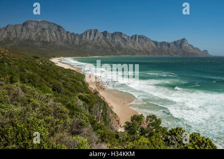 Vista spettacolare di Kogel Bay Beach da Dappat Se Gat lungo la Scenic R44 Percorso, False Bay, Sud Africa Foto Stock