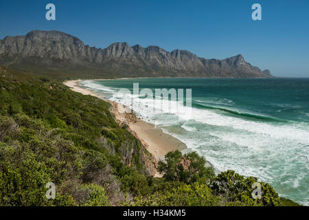 Vista spettacolare di Kogel Bay Beach da Dappat Se Gat lungo la Scenic R44 Percorso, False Bay, Sud Africa Foto Stock