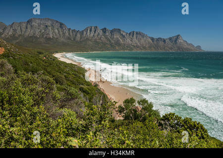 Vista spettacolare di Kogel Bay Beach da Dappat Se Gat lungo la Scenic R44 Percorso, False Bay, Sud Africa Foto Stock