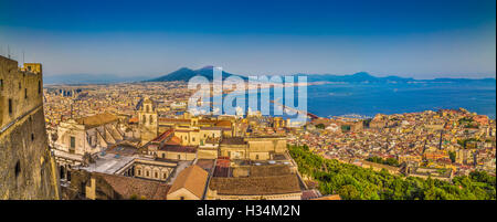 Vista panoramica della città di Napoli con il Vesuvio sullo sfondo in golden luce della sera al tramonto, Campania, Italia Foto Stock