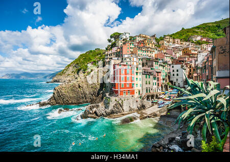 Visualizzazione classica di Riomaggiore, uno dei cinque famosi villaggi di pescatori delle Cinque Terre in Liguria, Italia Foto Stock