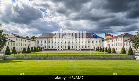 Visualizzazione classica del famoso Schloss Bellevue, la residenza ufficiale del Presidente della Repubblica federale di Germania e a Berlino, Germania Foto Stock