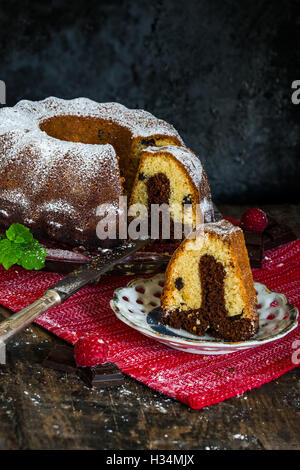 Home cotto Marmo torta sul rustico tavolo boschive Foto Stock