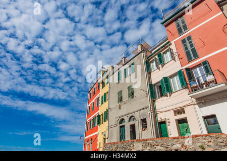 Riomaggiore è uno di cinque famosi villaggi colorati delle Cinque Terre in Italia, sospesa tra la terra e il mare a picco sulla scogliera. Foto Stock