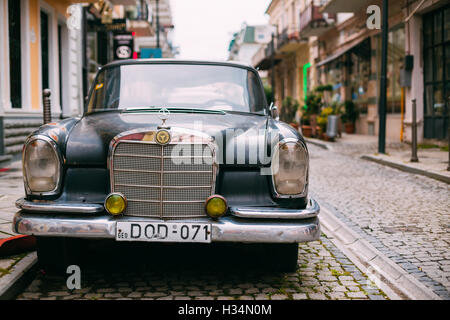 Batumi, Georgia - 28 Maggio 2016: la vista frontale della rarità nero retrò Mercedes Benz auto parcheggiate su strette strade lastricate in Summ Foto Stock