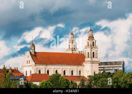 Vilnius, Lituania. Vista laterale della chiesa di San Filippo e di san Jacob, l antica chiesa cattolica romana con il monastero e rosso Foto Stock