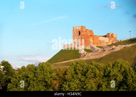 Vilnius, Lituania. I resti delle antiche mantenere la rocca del castello superiore sulla Gediminas Hill, la parte del famoso Historica Foto Stock