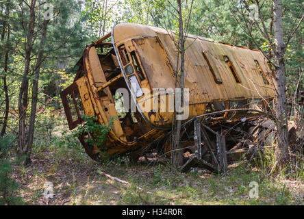 Vecchio autobus abbandonato in Chernobyl Zona di esclusione, Ucraina. Foto Stock