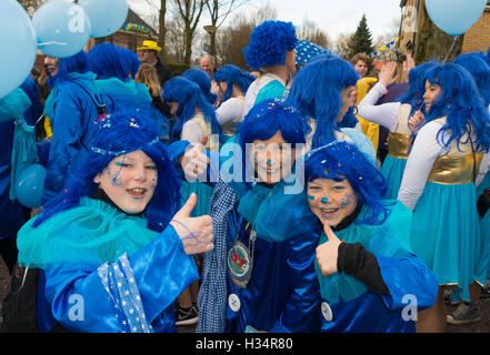 OLDENZAAL, Paesi Bassi - 7 febbraio 2016: Sconosciuto bambini con blue hairpieces unendo l annuale sfilata di carnevale Foto Stock