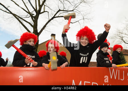 OLDENZAAL, Paesi Bassi - 7 febbraio 2016: persone sconosciute unendo l annuale sfilata di carnevale con un carro decorato Foto Stock