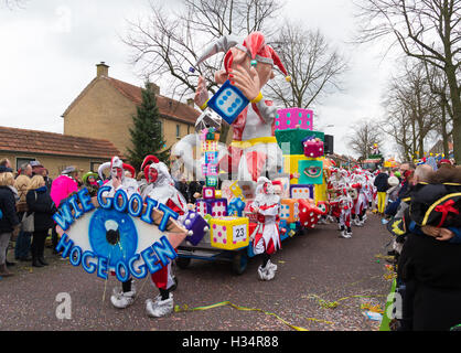 OLDENZAAL, Paesi Bassi - 7 febbraio 2016: persone sconosciute unendo l annuale sfilata di carnevale con un carro decorato Foto Stock