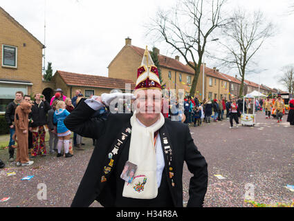 OLDENZAAL, Paesi Bassi - 7 febbraio 2016: persona sconosciuta in divertenti vestito carnevale durante l annuale sfilata di carnevale Foto Stock