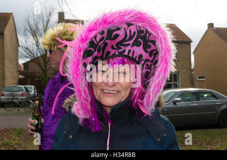 OLDENZAAL, Paesi Bassi - 7 febbraio 2016: persona sconosciuta in divertenti vestito carnevale durante l annuale sfilata di carnevale Foto Stock