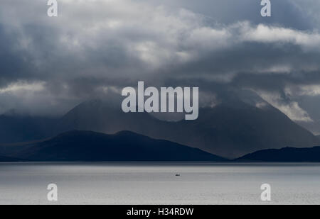 Barca da pesca sulla parte interna del suono con il Cuillin Hills dell'Isola di Skye in background, Scozia Foto Stock