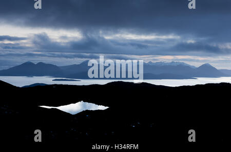 Vista dalla Bealach na Ba verso l'Isola di Skye dopo il buio, Applecross Penisola, Highlands scozzesi Foto Stock