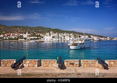 Vecchio cannoni (dai tempi dei Greci lotta per l indipendenza) all'ingresso del porto vecchio di Spetses island, Attica, Foto Stock