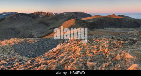 Anguilla roccioso (Crag Hill), Grasmoor, Sand Hill e testa Hopegill da Grisedale Pike all'alba, inglese parco Nazionale del Distretto dei Laghi Foto Stock