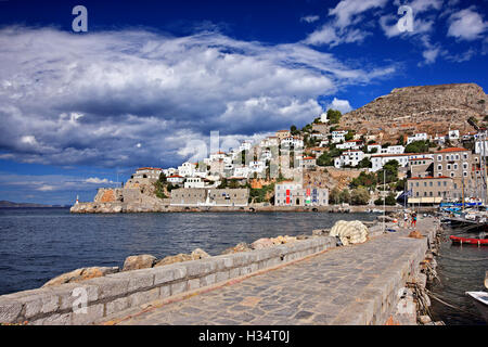 Al porto della città di Hydra, Hydra Island, Attica, Grecia. Foto Stock
