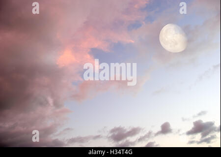 Luna nuvole del cielo è una vivace fantasia surreale come cloudscape con il celeste etereo Full Moon Rising tra la vibrante wis Foto Stock