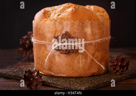 Il Panettone - dolce il pane tradizionale per il Natale e il nuovo anno. Messa a fuoco selettiva Foto Stock