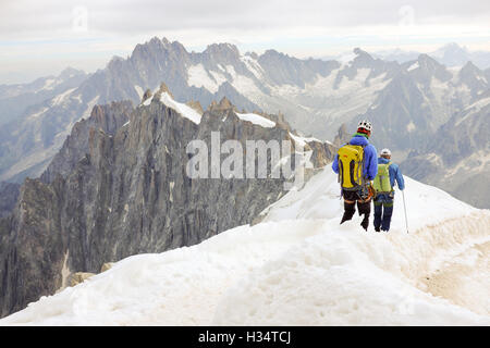 Un gruppo di alpinisti scendono da Aiguille du Midi vicino a Chamonix, Francia. Foto Stock