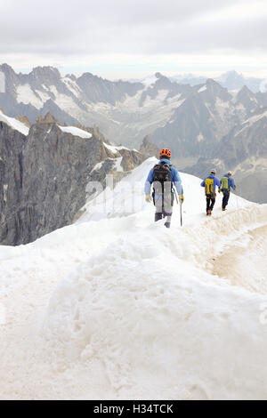 Un gruppo di alpinisti scendono da Aiguille du Midi vicino a Chamonix, Francia. Foto Stock