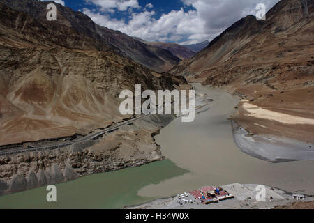 Confluenza del Indus e Zanskar fiumi, Jammu e Kashmir India Foto Stock