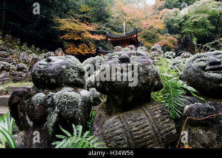 Kyoto, Giappone - il Nov 9, 2015: Il Nenbutsu Otagi-ji, Kyoto, Giappone. Interno del tempio sono più di 1200 rakan, statua di pietra Foto Stock