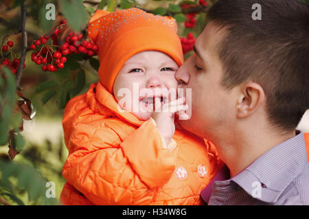 Padre amorevole con piccola figlia Foto Stock