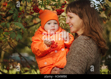 Madre che mostra la figlia rowan Foto Stock