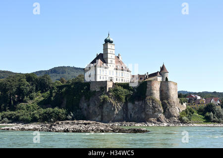 Vista di Schonbuhel castello medievale in piedi sul bordo di una scogliera alta nella valle del Danubio di Wachau vicino a Melk, Austria. Foto Stock