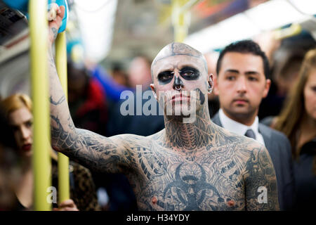 Solo uso editoriale Rick Genest, conosciuto anche come 'Zombie Boy", viaggia sulla metropolitana di Londra di questa mattina per festeggiare il lancio della piattaforma di '15' - un nuovo live action spaventare il labirinto a Thorpe Park Resort, segnando il quindicesimo anniversario di spavento notti, restituendo il 7 ottobre 2016. Foto Stock