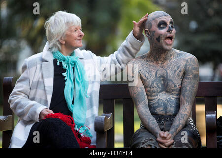 Solo uso editoriale Diane Crush incontra Rick Genest, conosciuto anche come 'Zombie Boy", a Londra questa mattina per festeggiare il lancio della piattaforma di '15' - un nuovo live action spaventare il labirinto a Thorpe Park Resort, segnando il quindicesimo anniversario di spavento notti, restituendo il 7 ottobre 2016. Foto Stock