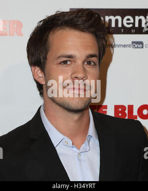 Los Angeles, Ca, Stati Uniti d'America. 03 ott 2016. Johnny Simmons assiste la premiere di Momentum Pictures' " Il tardivo Bloomer' a iPic teatri il 3 ottobre 2016 a Los Angeles, California. ( Credito: Parisa Afsahi/Media Punch)./Alamy Live News Foto Stock