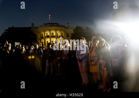 Gli ospiti guarda il Presidente degli Stati Uniti Barack Obama, Leonardo DiCaprio e il dottor Katharine Hayhoe a un panel di discussione sui cambiamenti climatici come parte della casa bianca a sud da South Lawn (SXSL) evento circa l importanza di proteggere un pianeta che abbiamo a disposizione per le generazioni future, sul prato Sud della Casa Bianca a Washington DC, 3 ottobre 2016. Credito: Aude Guerrucci/Piscina via CNP - nessun filo SERVICE - Foto Stock