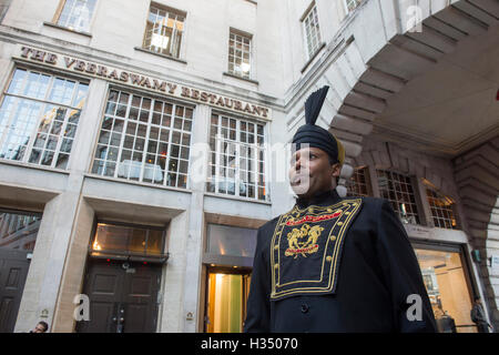 Londra, Veeraswamy del Regno Unito più antico ristorante indiano a Piccadilly Pic mostra la parte esterna del ristorante.Veeraswamy UK più antico del ristorante indiano di Piccadilly. Veeraswamy ha un altro reclamo a fama: la sua prima stella Michelin. Il ristorante, aperto su Regent Street a Londra nel 1926, si è aggiudicato il massimo riconoscimento di eccellenza gastronomica in Michelin guida 2017, pubblicato ieri. Foto Stock