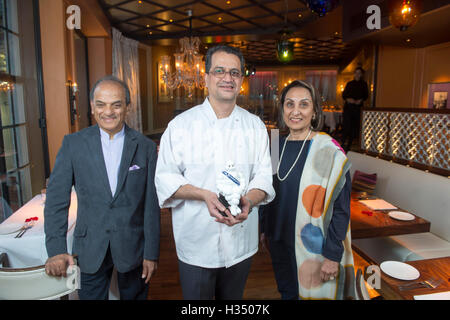 .Di Londra. Veeraswamy UK più antico del ristorante indiano di Piccadilly. Pic mostra Uday Salumkhe Executive Chef con proprietari Ranjit Mathrani e Namita Panjabi.Veeraswamy UK più antico del ristorante indiano di Piccadilly. Veeraswamy ha un altro reclamo a fama: la sua prima stella Michelin. Il ristorante, aperto su Regent Street a Londra nel 1926, si è aggiudicato il massimo riconoscimento di eccellenza gastronomica in Michelin guida 2017, pubblicato ieri. Foto Stock