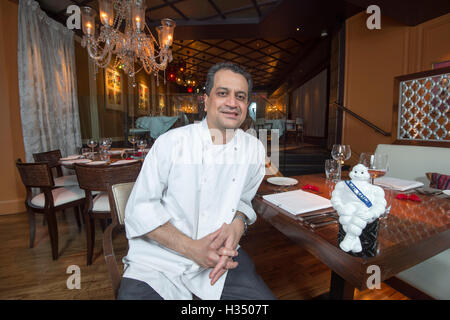 Londra Piccadilly. Veeraswamy il più vecchio ristorante Indiano nel Regno Unito. Veeraswamy UK più antico del ristorante indiano di Piccadilly. Veeraswamy ha un altro reclamo a fama: la sua prima stella Michelin. Il ristorante, aperto su Regent Street a Londra nel 1926, si è aggiudicato il massimo riconoscimento di eccellenza gastronomica in Michelin guida 2017, pubblicato ieri. Pic mostra Uday Salumkhe executive chef Foto Stock