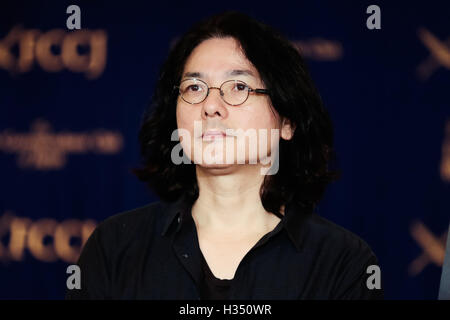 Direttore Shunji Iwai assiste la conferenza stampa tenuta dal Tokyo Film Festival 2016 a corrispondenti stranieri' Club del Giappone il 4 ottobre 2016, Tokyo, Giappone. Iwai è questo anno il direttore nel fuoco del Giappone ora la sezione del festival. Il suo ultimo film una sposa per Rip Van Winkle saranno proiettati durante il Tokyo Film Festival (TIFF) 2016 che corre dal 25 Ottobre al 3 novembre. © Rodrigo Reyes Marin/AFLO/Alamy Live News Foto Stock